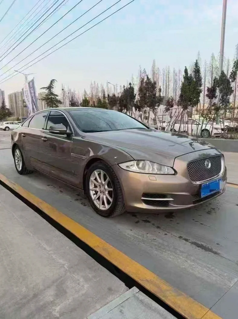 捷豹XJL 正面外观三