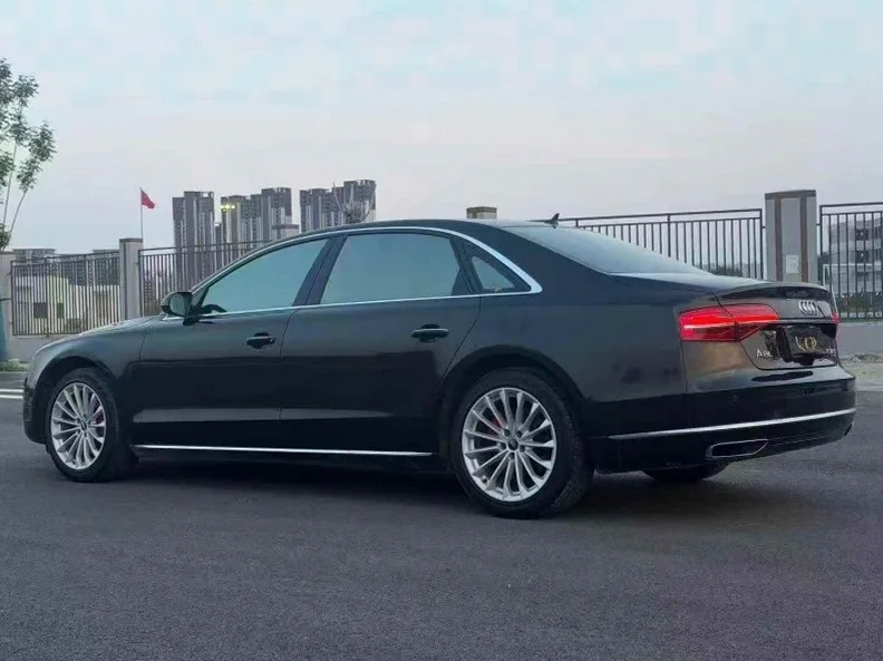 奥迪A8L 内饰后排