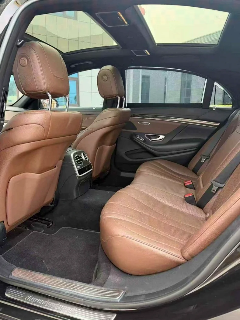 奔驰S 后面外观一