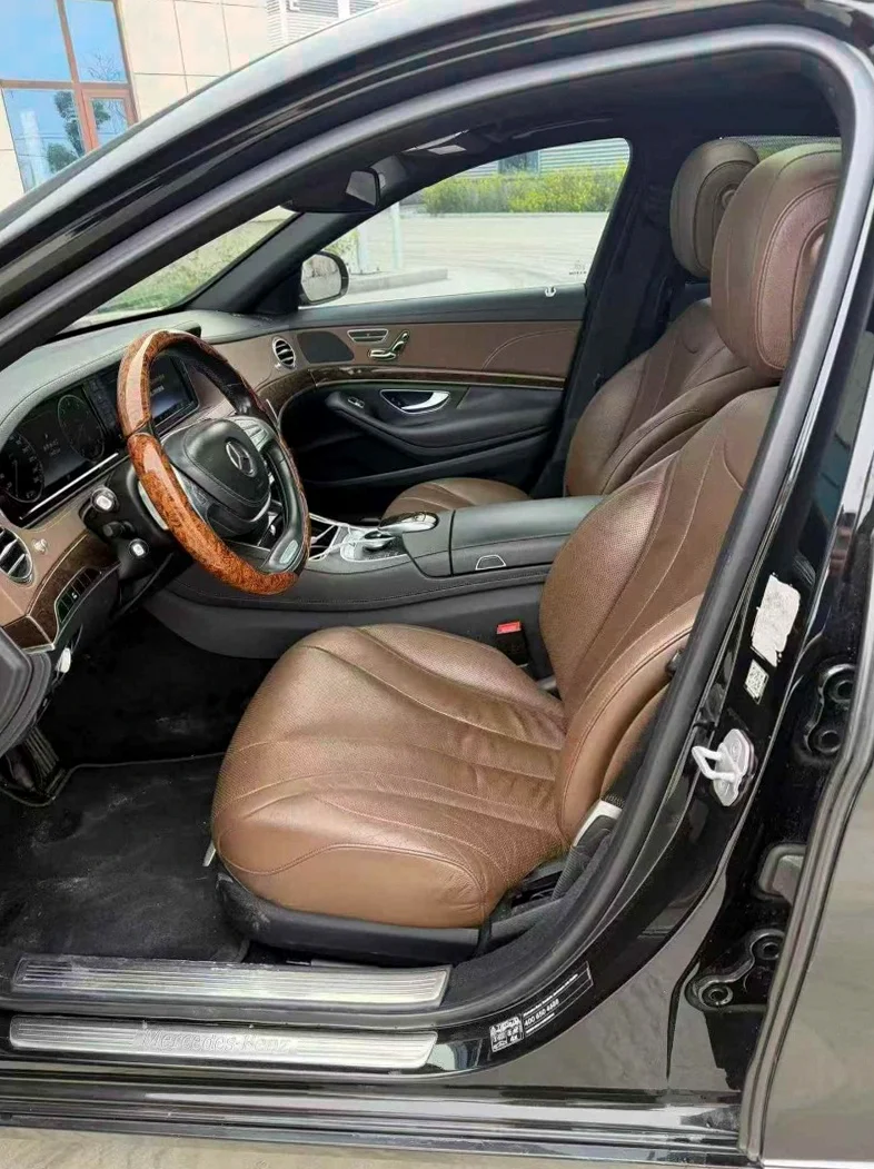 奔驰S 后面外观三