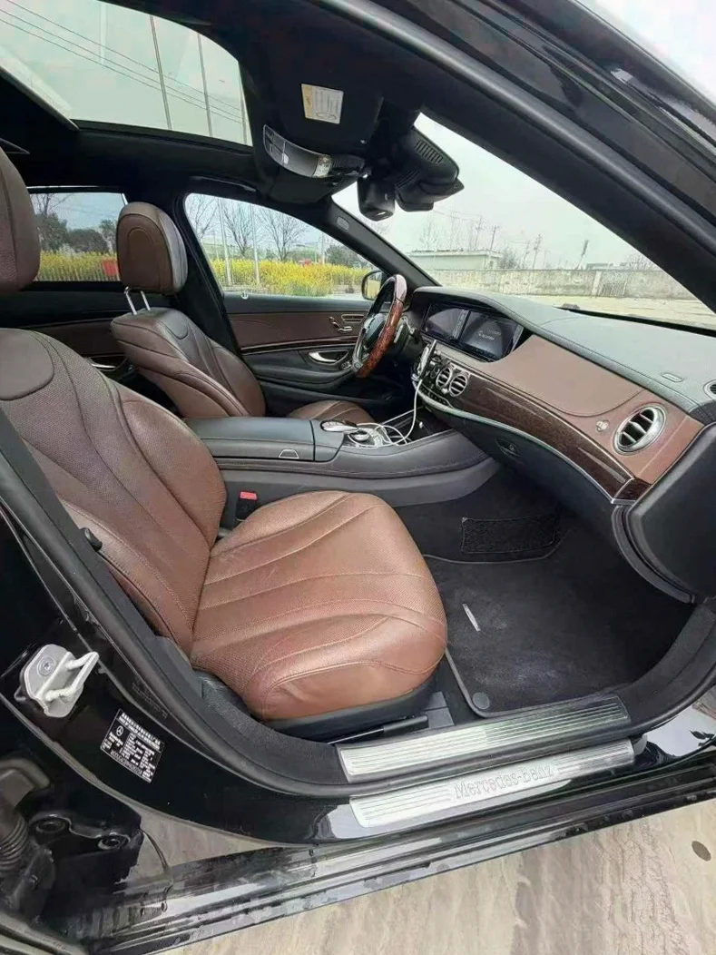 奔驰S 后面外观二