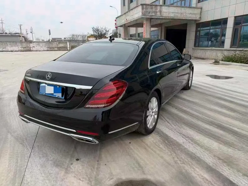 奔驰S 内饰后排