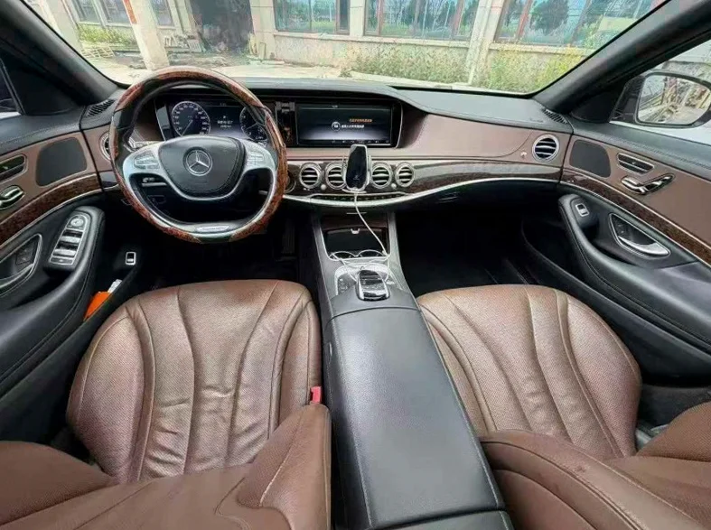 奔驰S 内饰前排