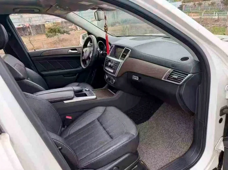 奔驰GLS 后面外观三