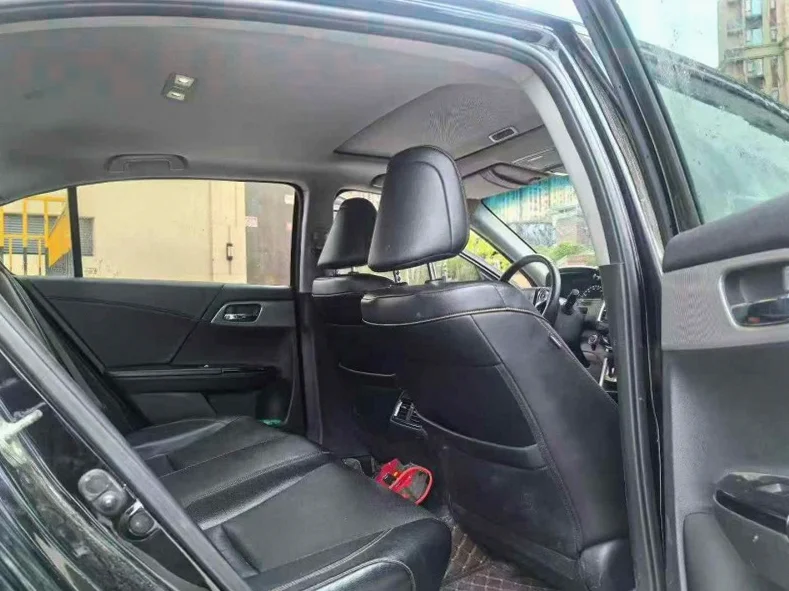 本田雅阁 内饰后排