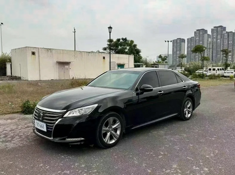 丰田皇冠 正面外观三