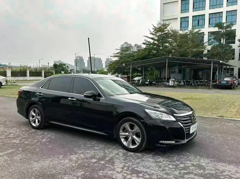 丰田皇冠 正面外观二