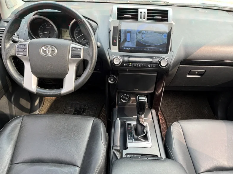 丰田普拉多 内饰前排
