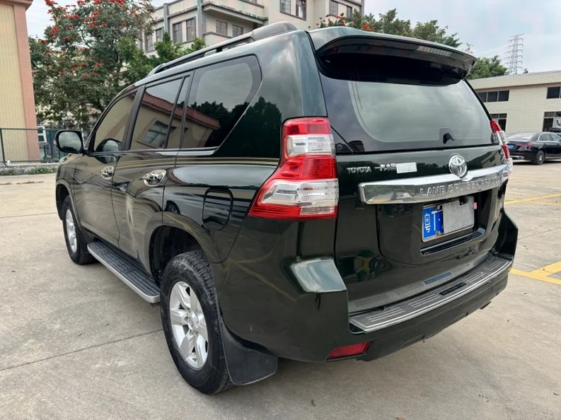 丰田普拉多 后面外观一