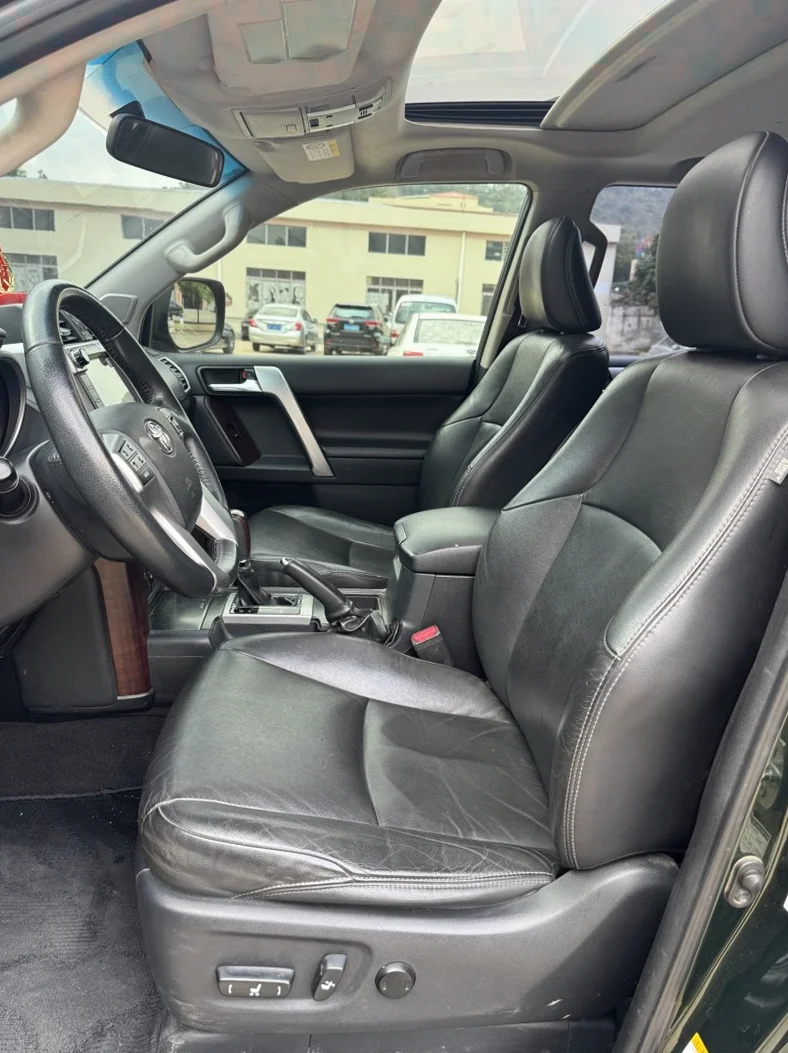 丰田普拉多 内饰后排