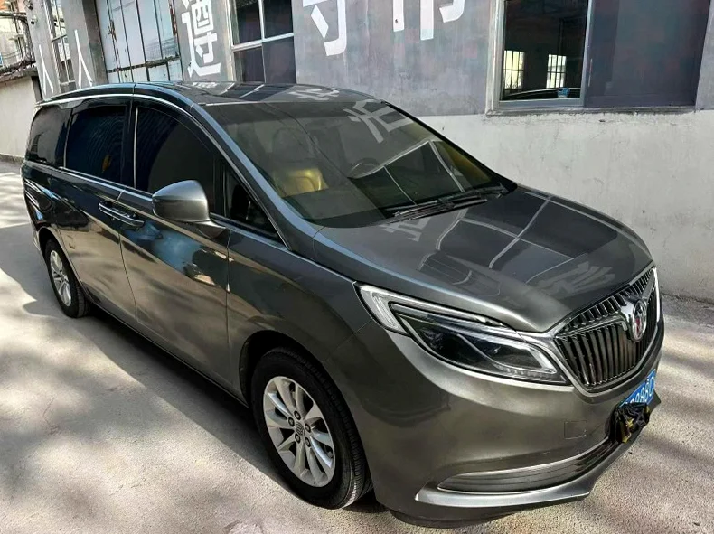 别克GL8 正面外观二