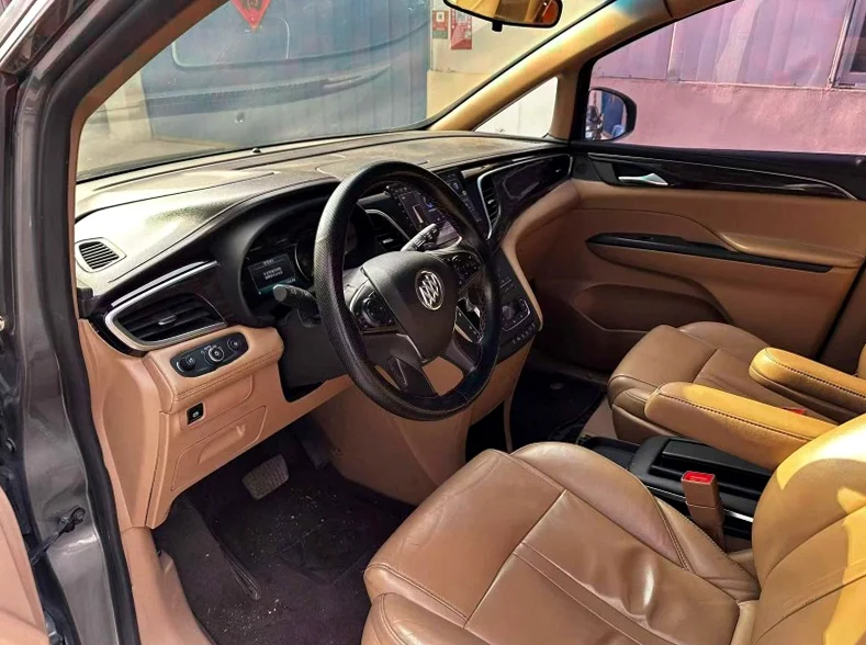 别克GL8 后面外观一