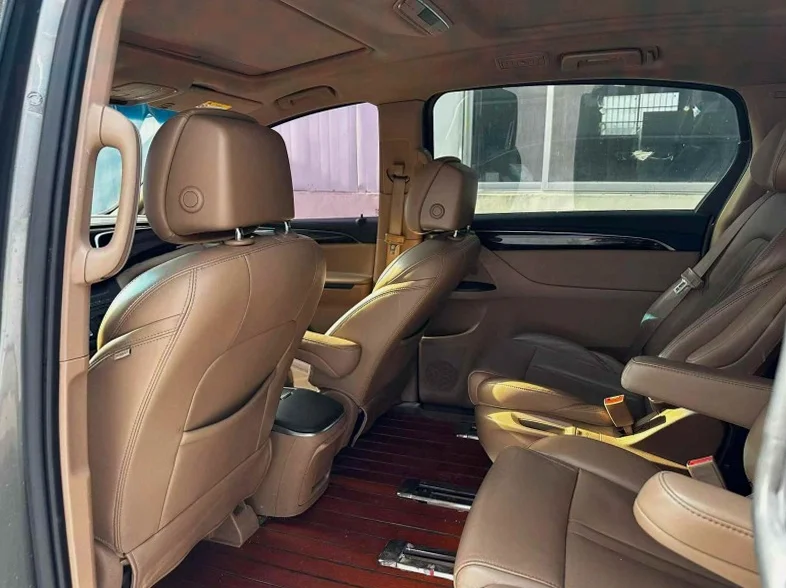 别克GL8 后面外观三