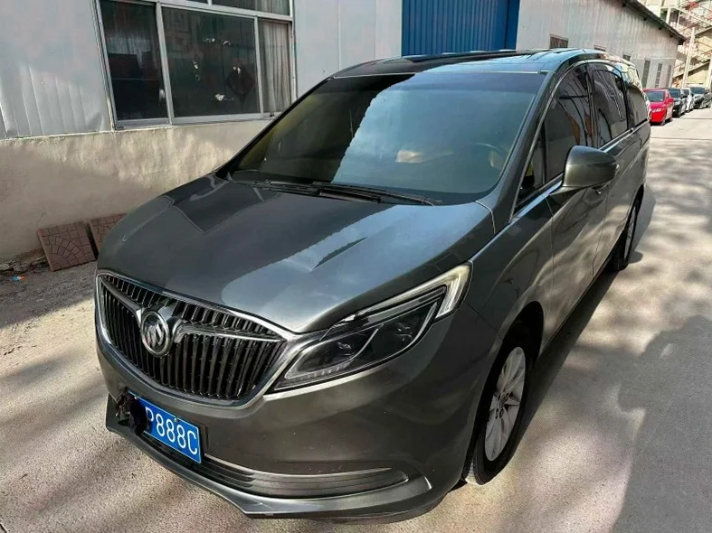 别克GL8 正面外观三