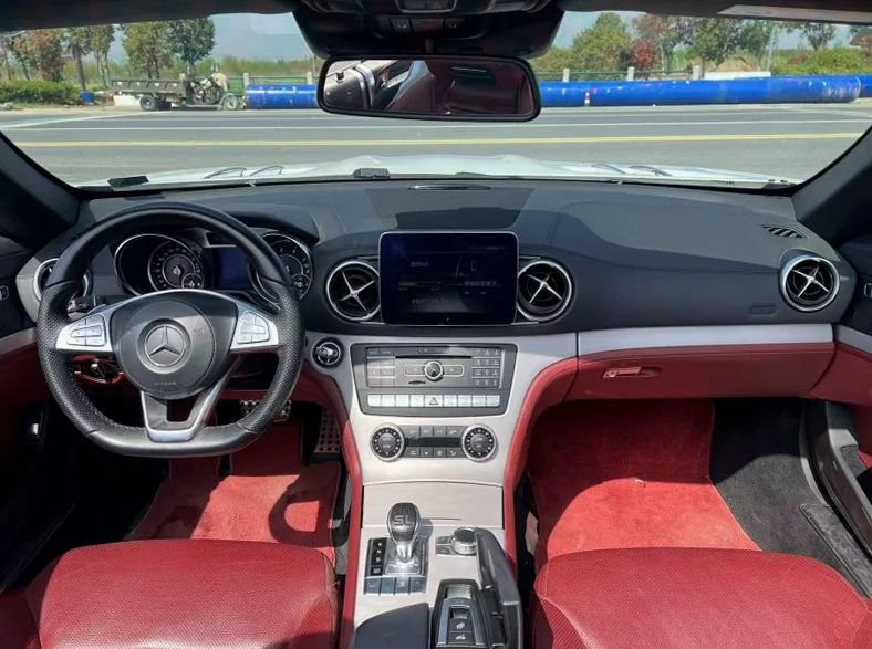 奔驰SL 内饰前排