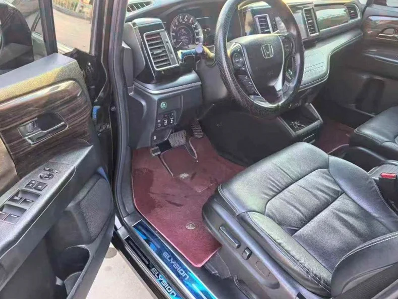 本田艾力绅 后面外观一