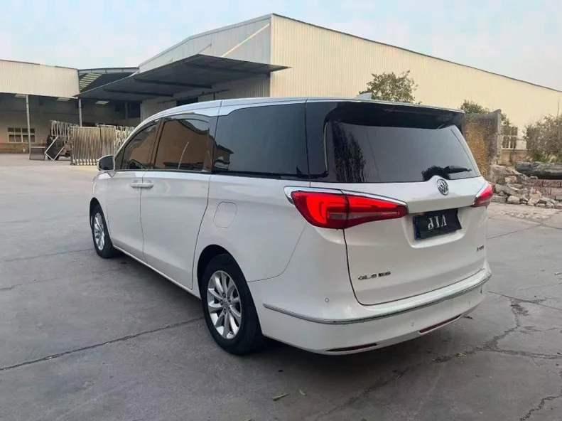 别克GL8 后面外观一