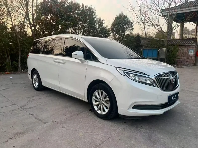 别克GL8 正面外观三