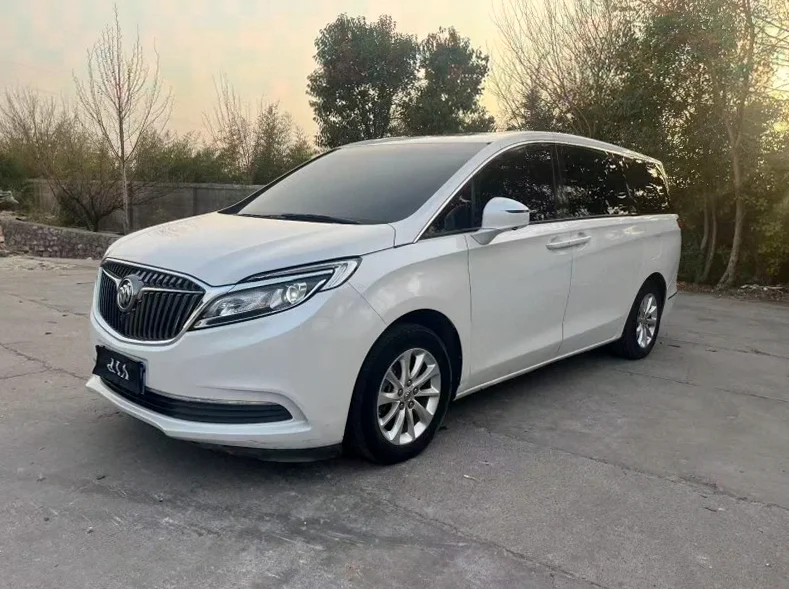 别克GL8 正面外观二