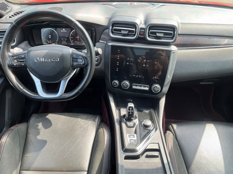 领克03 内饰前排