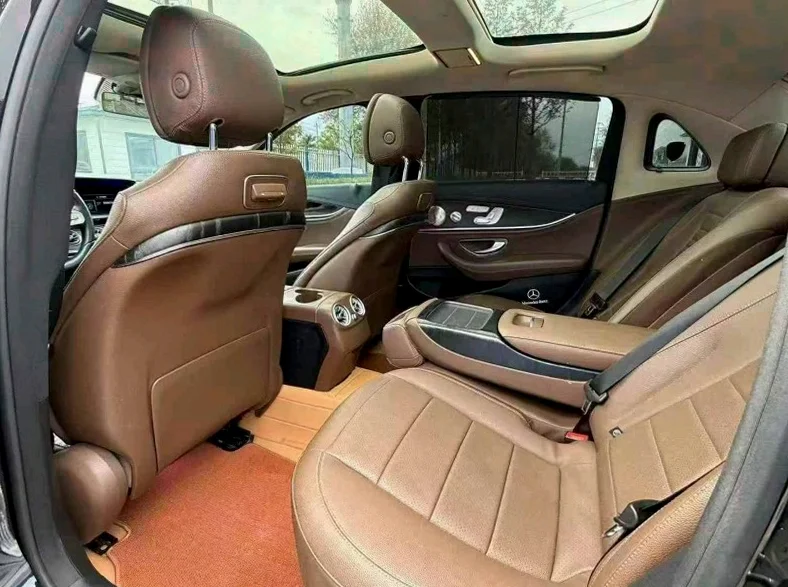 奔驰E 后面外观二