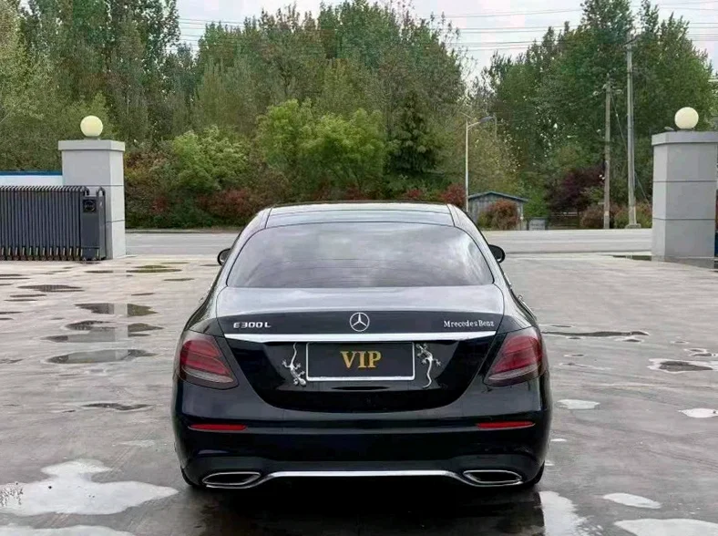 奔驰E 内饰后排