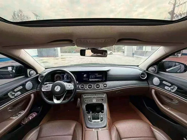 奔驰E 后面外观一