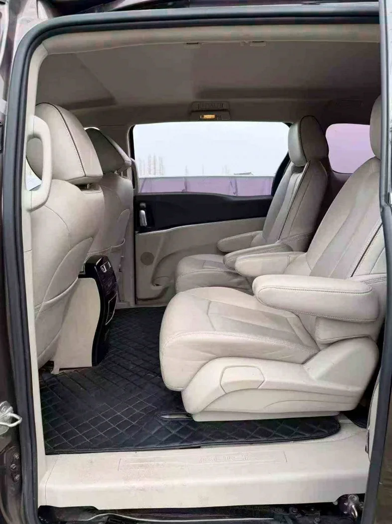 别克GL8 后面外观三