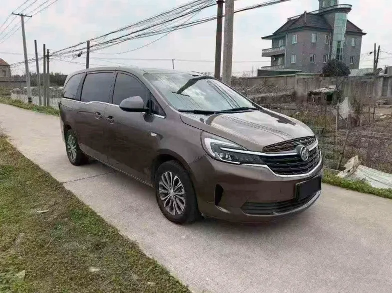 别克GL8 正面外观三