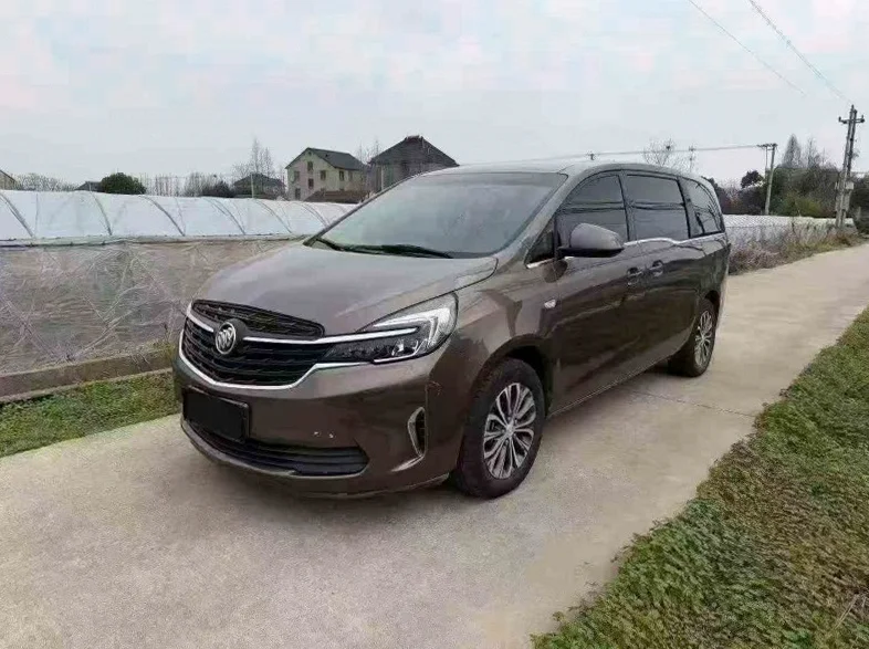 别克GL8 正面外观二