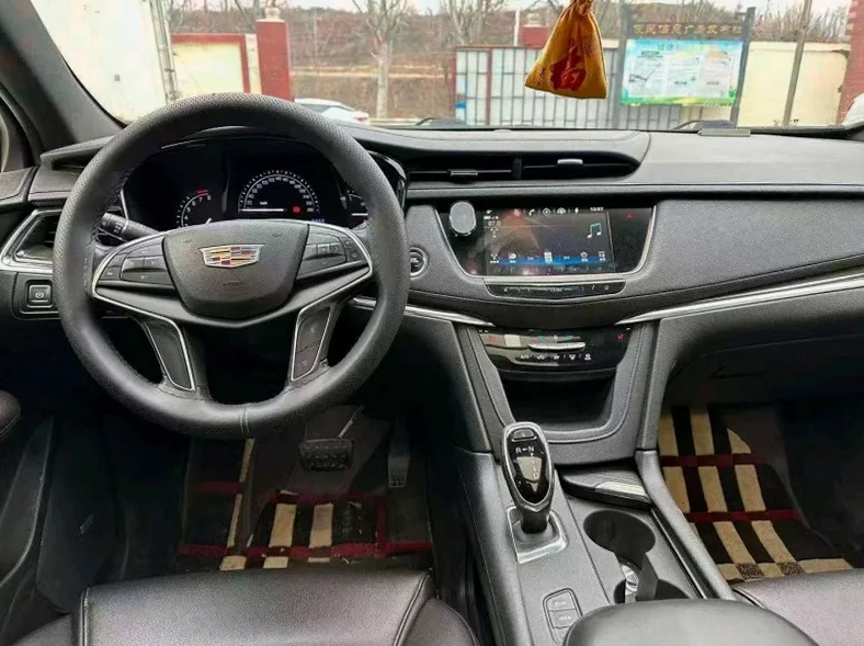 凯迪拉克XT5 内饰前排