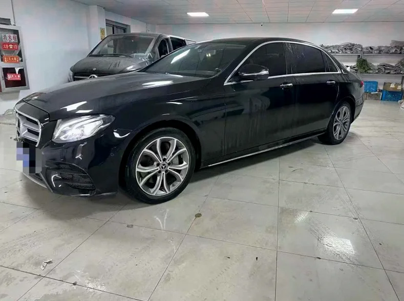 奔驰E 正面外观二