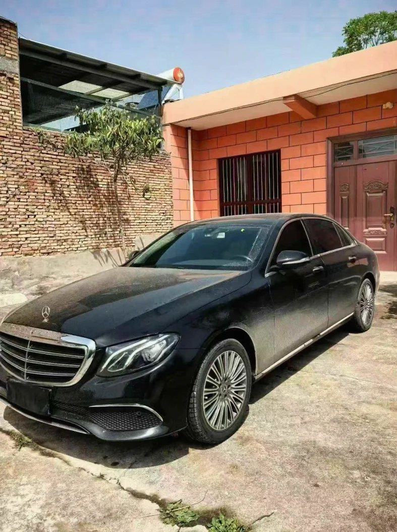 奔驰E 正面外观二