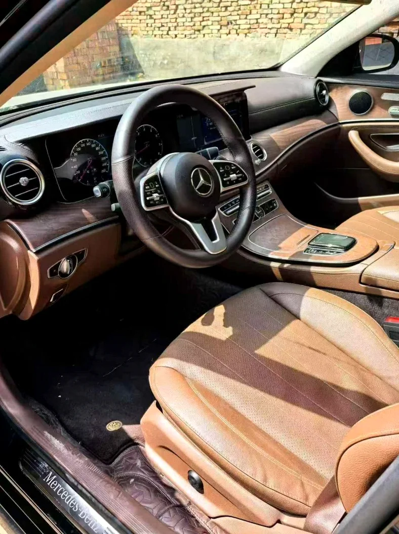 奔驰E 后面外观二