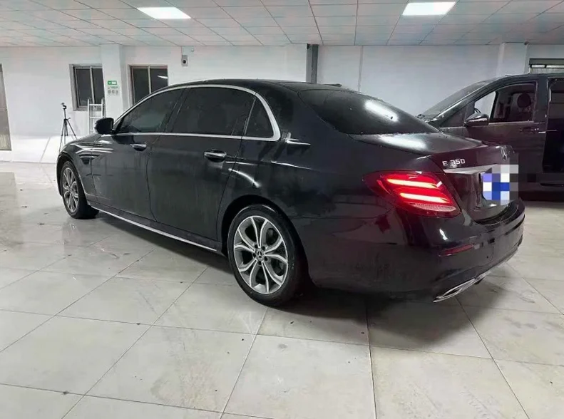 奔驰E 后面外观一