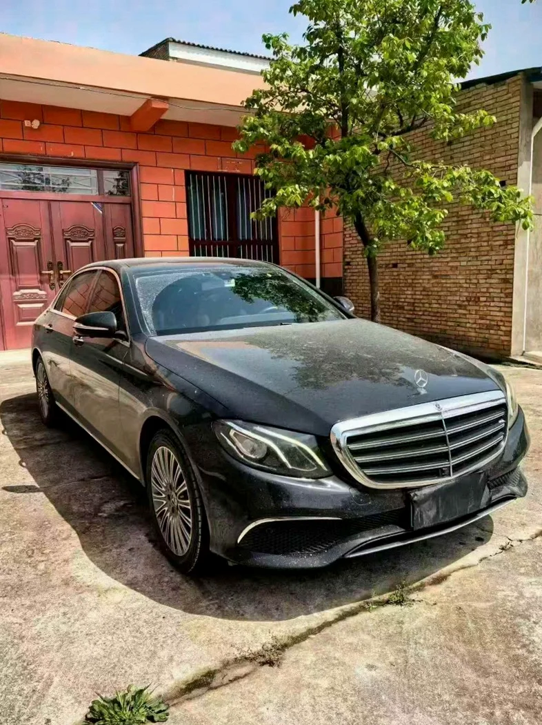 奔驰E 正面外观三