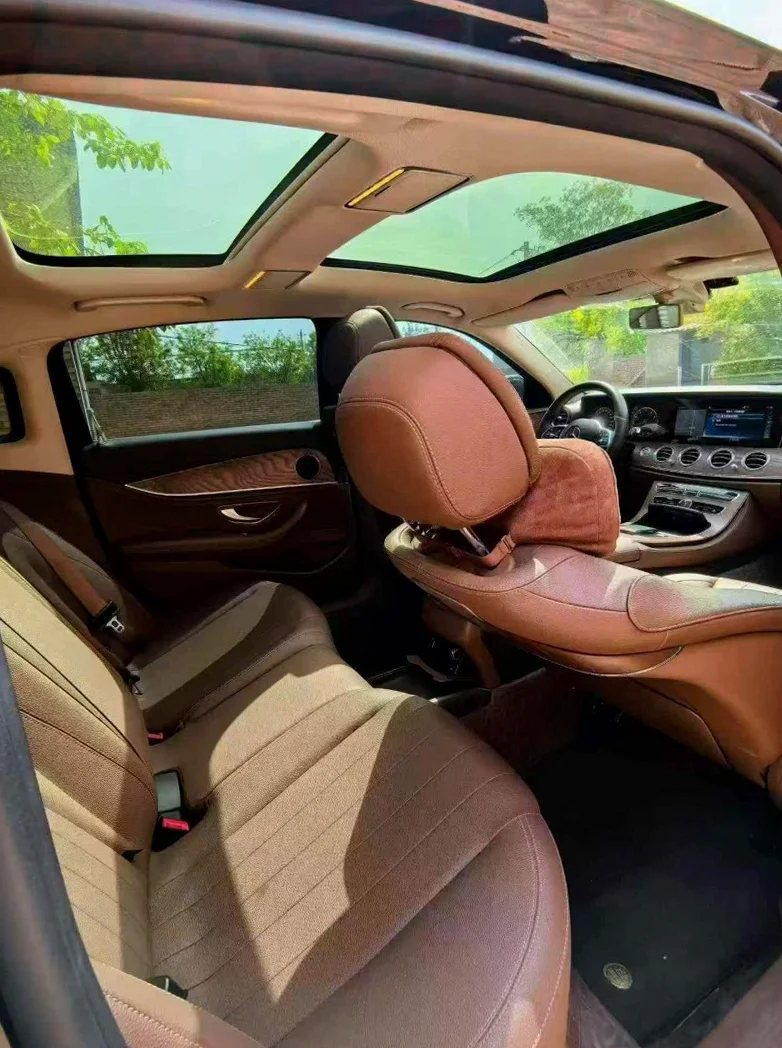 奔驰E 后面外观一