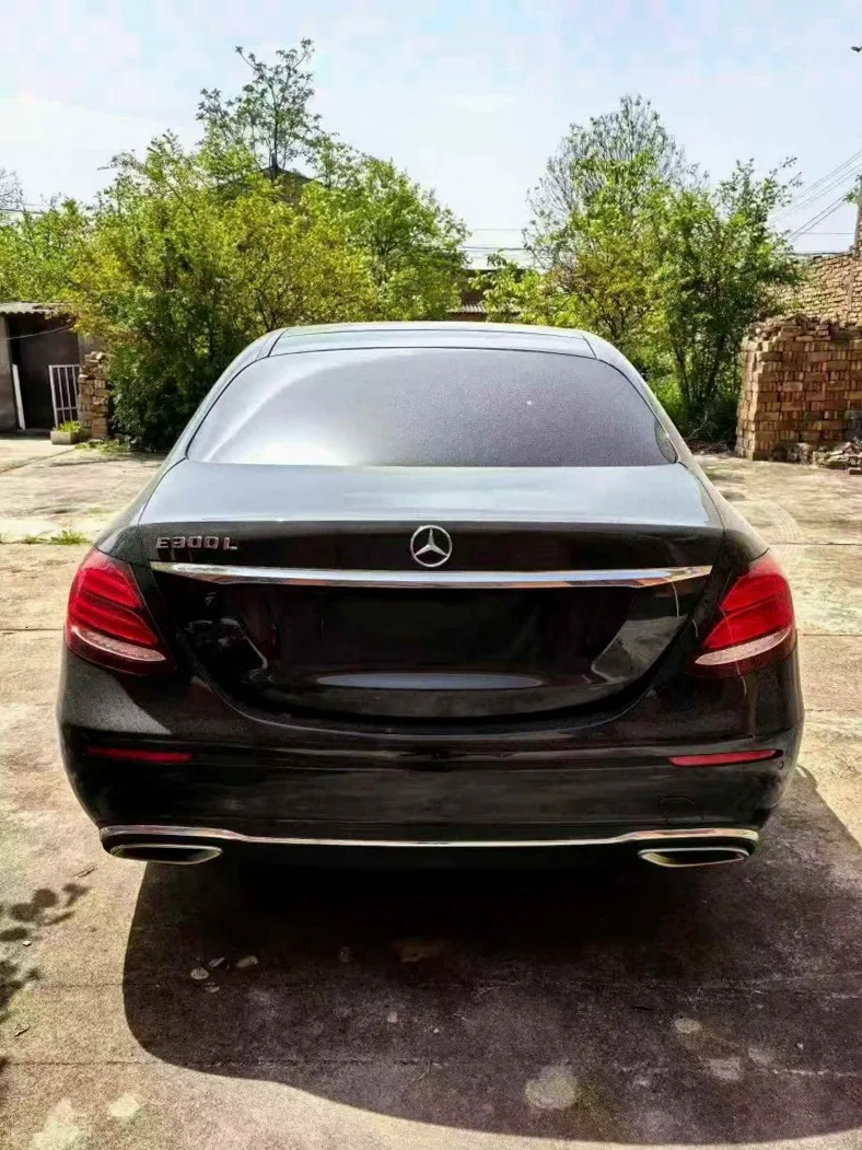 奔驰E 内饰后排