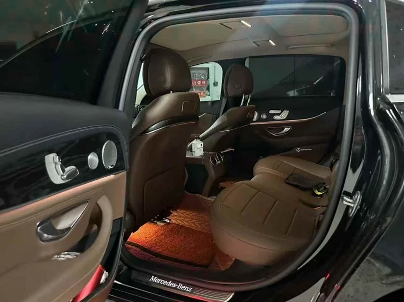 奔驰E 内饰前排