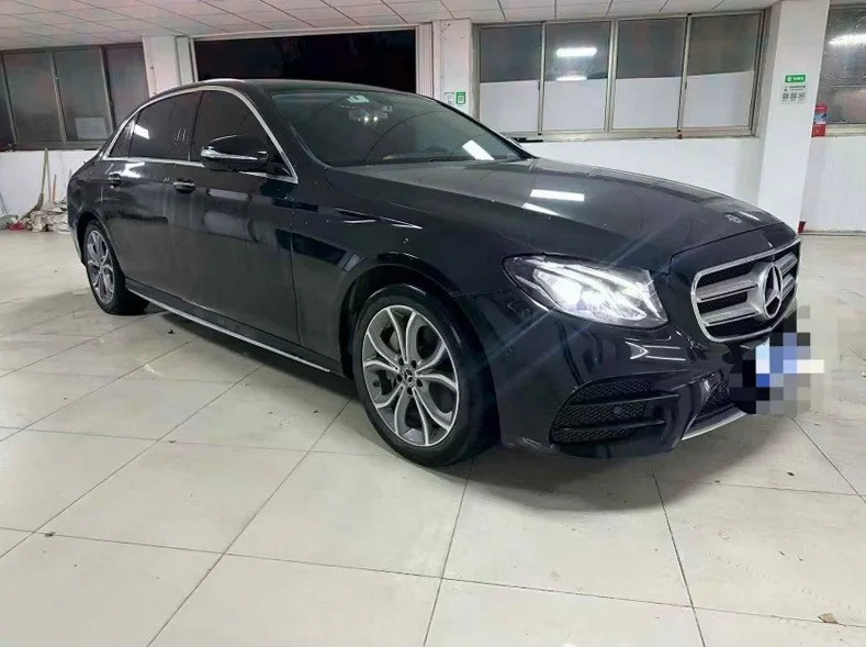 奔驰E 正面外观三