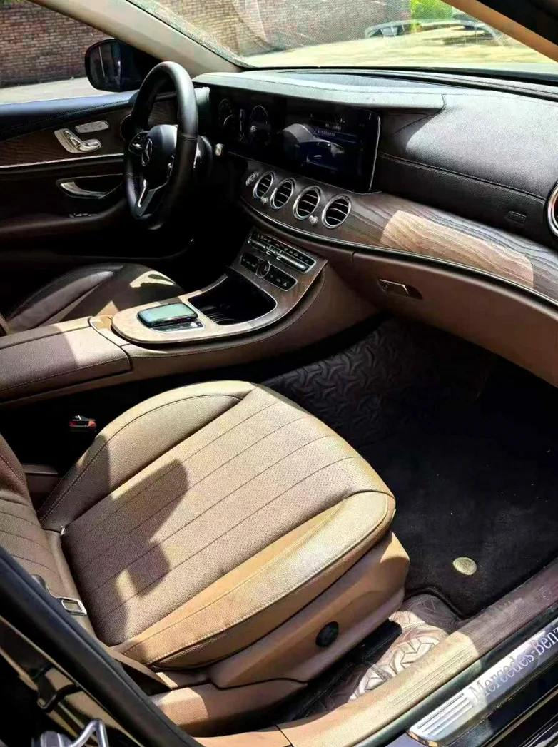 奔驰E 内饰前排