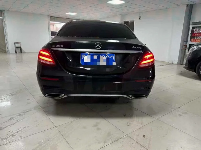 奔驰E 内饰后排