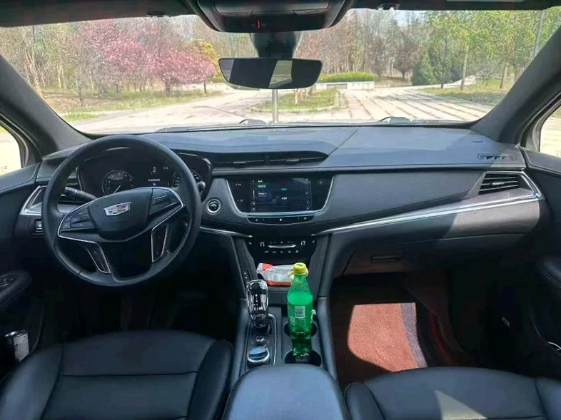 凯迪拉克XT5 驾驶室