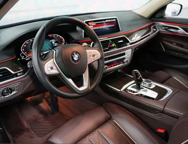 宝马7系 后面外观一