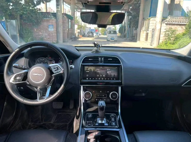 捷豹XEL 内饰后排