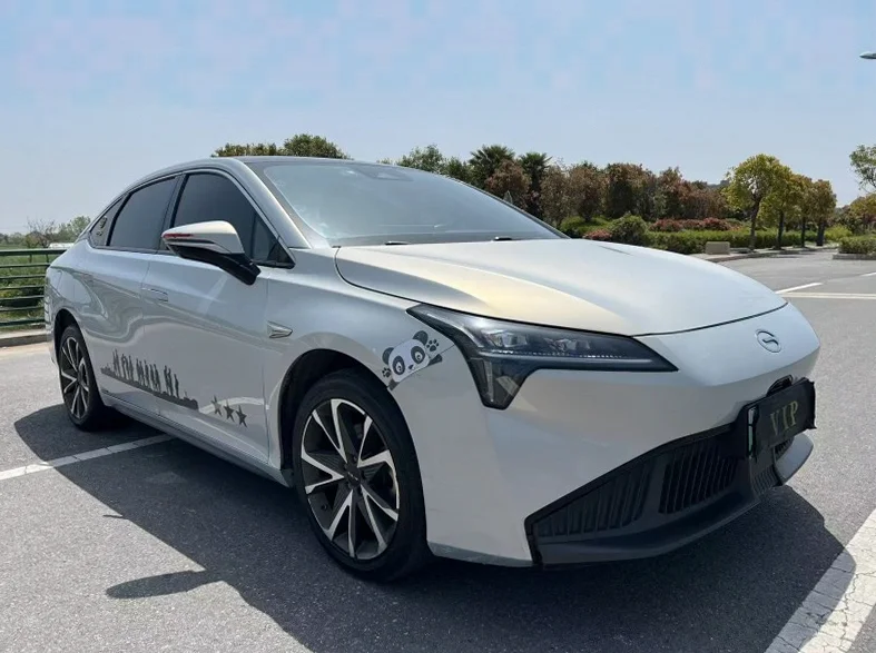 传祺埃安S 正面外观三