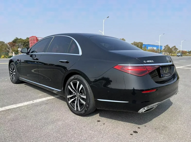 奔驰S 后面外观一