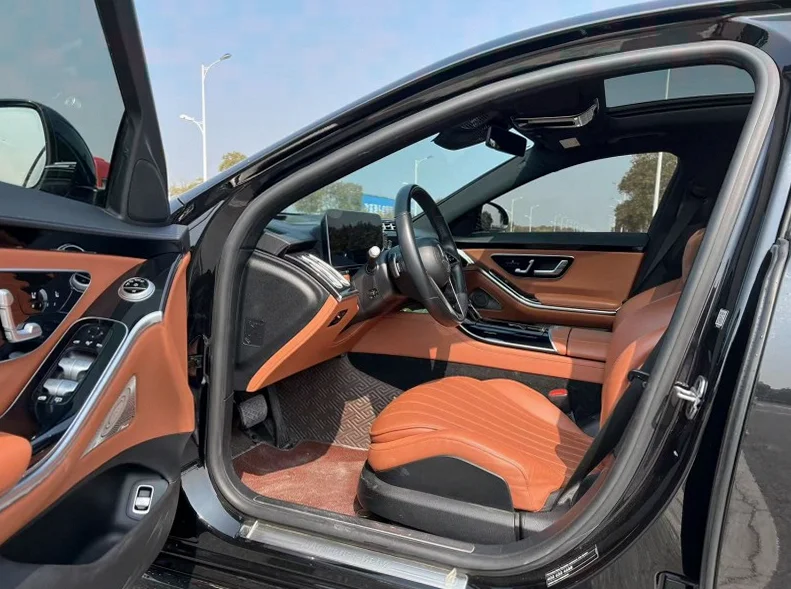 奔驰S 后面外观三