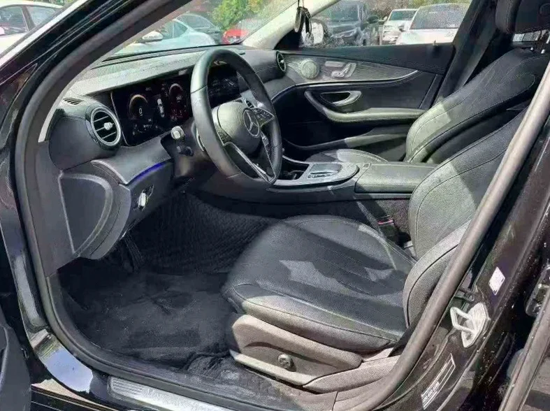 奔驰E 正面外观三