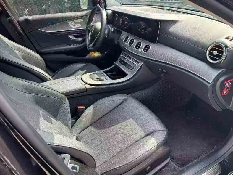 奔驰E 内饰后排